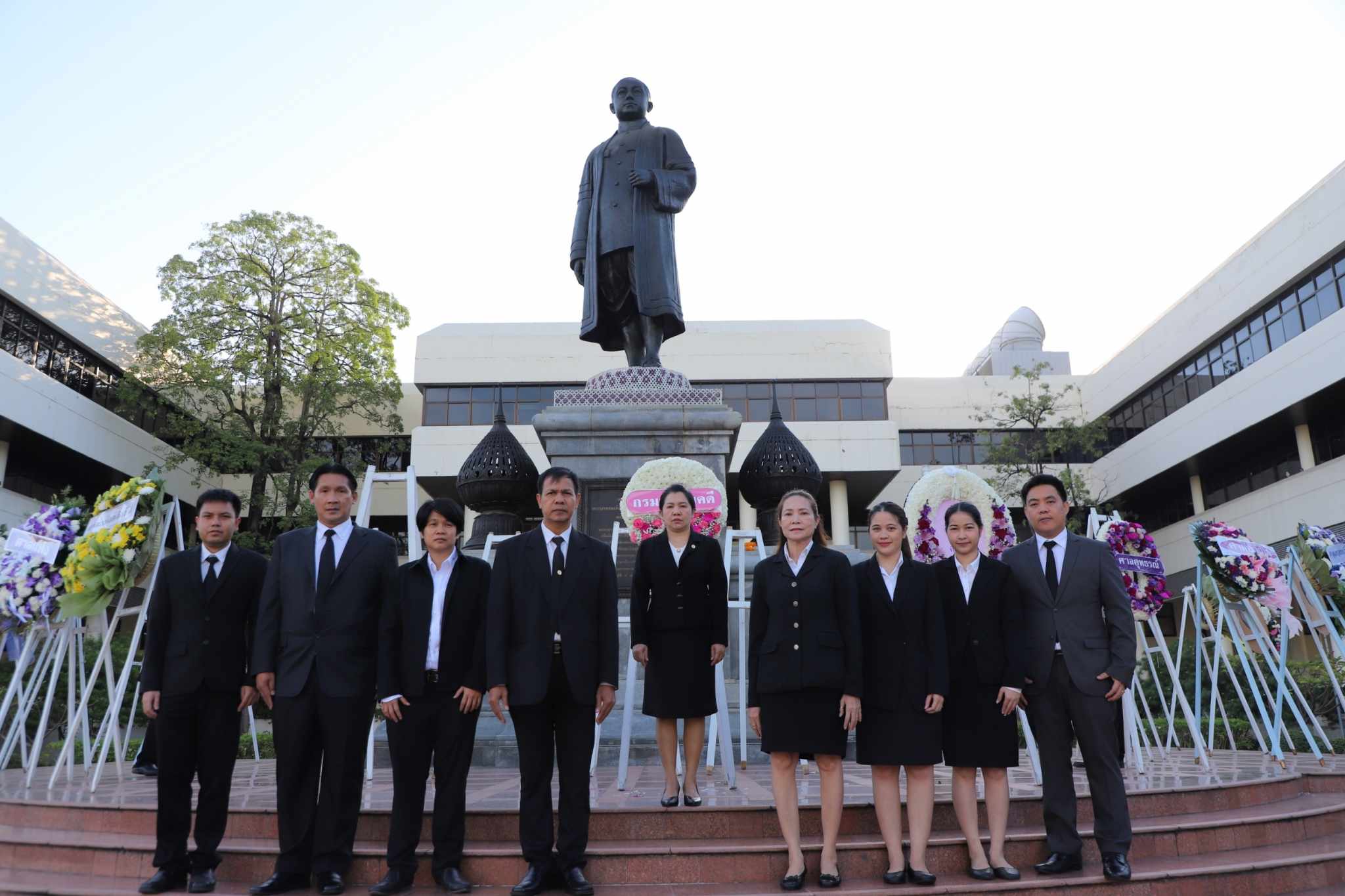 กรมบังคับคดี ร่วมพิธีวางพวงมาลาถวายสักการะพระบรมราชานุสรณ์ รัชกาลที่ 6 เนื่องในวันสมเด็จพระมหาธีรราชเจ้า